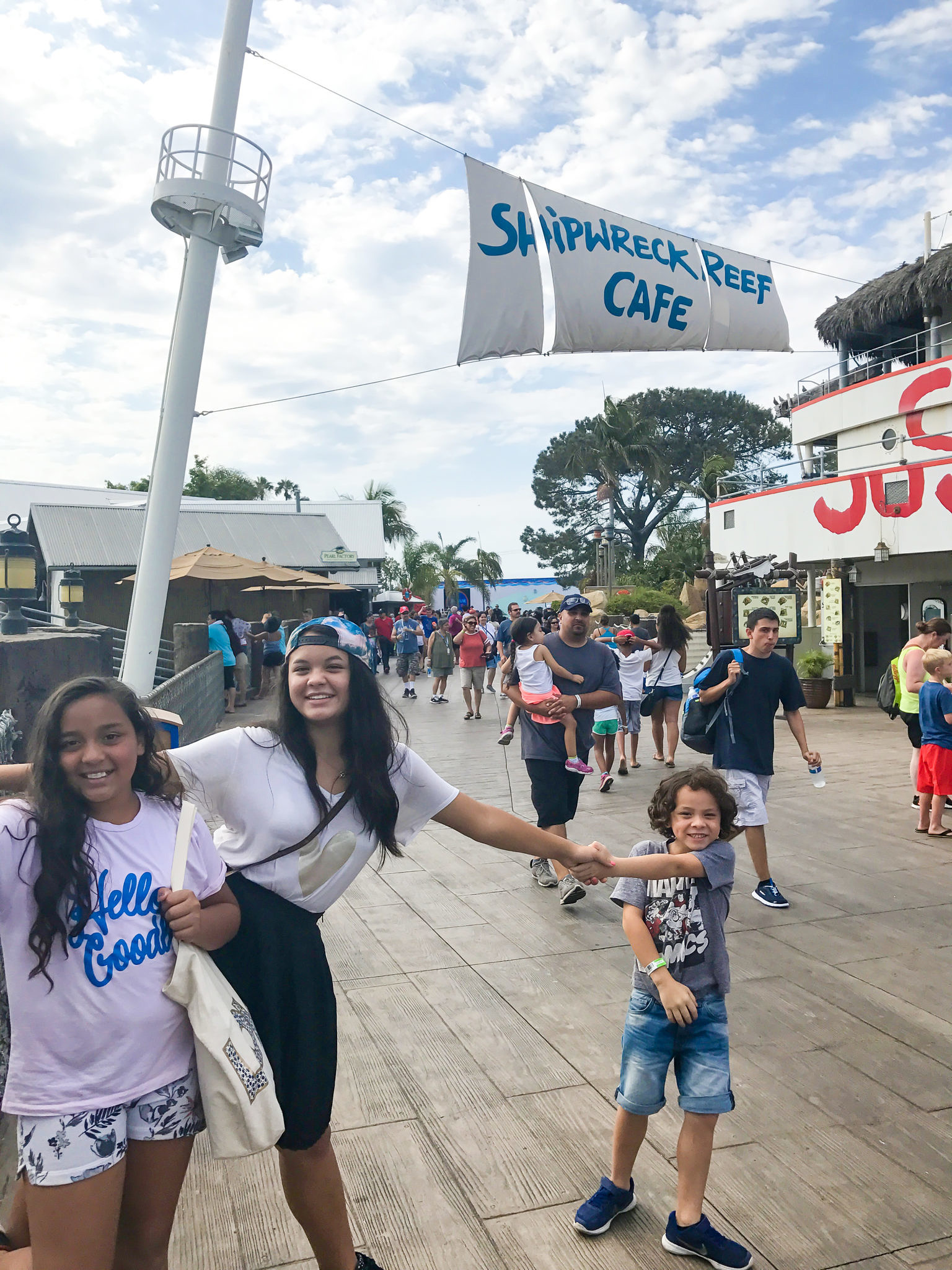 Behind The Scenes Family Day at SeaWord's San Diego with The Moms + SeaWorld Family 4-Pack Ticket Giveaway!!!